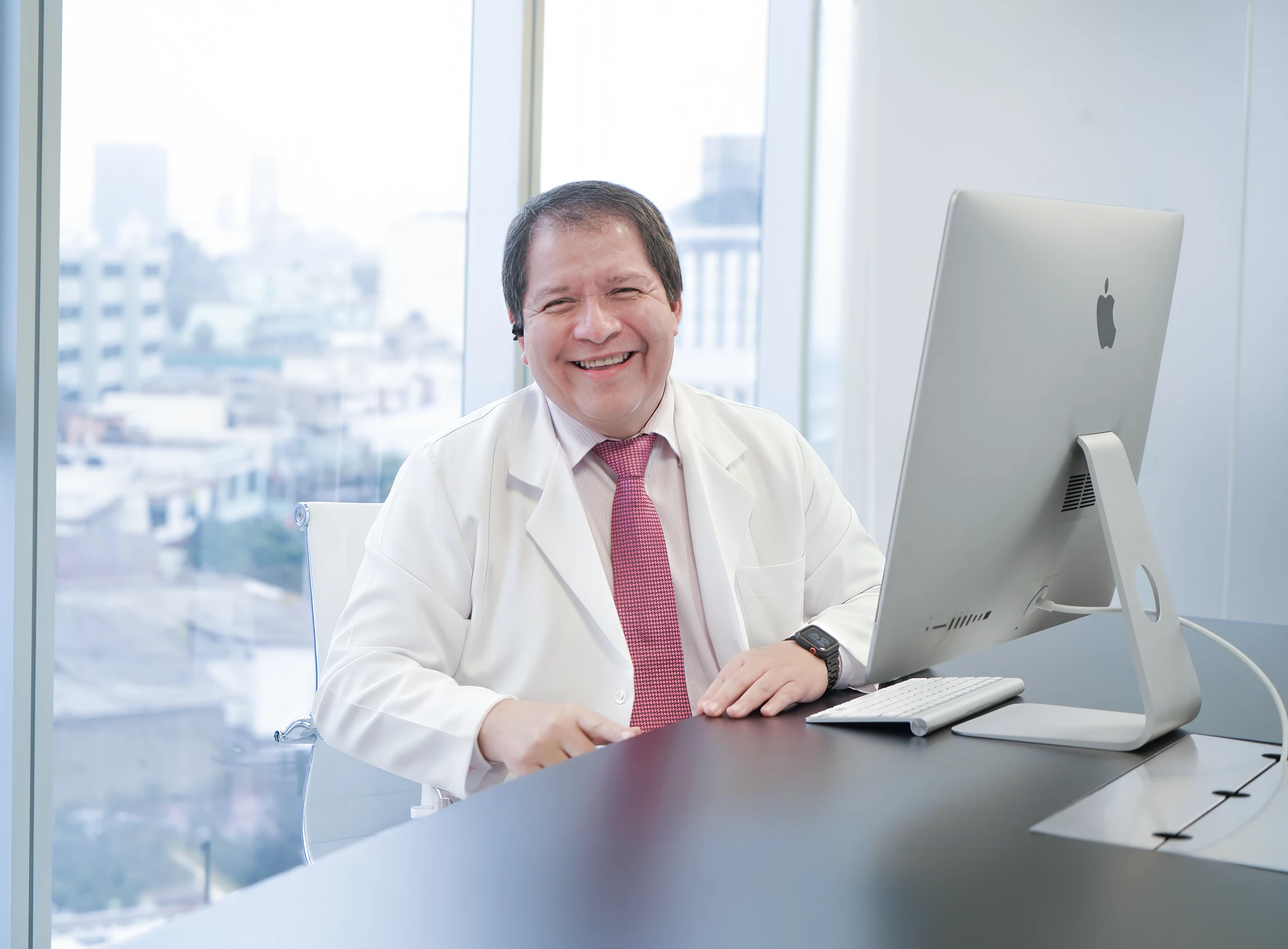 Dr. Alfonso Onofre, director médico de Imágenes Oncológicas, en su consultorio
